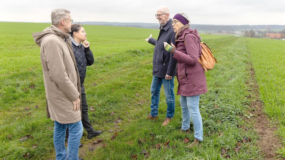 In Belm-Icker: Die Bürgermeister Viktor Hermeler (Mitte) und Otto Steinkamp (links) erläutern der EU-Abgeordneten Jutta Paulus (rechts) und Bundestagsabgeordneten Filiz Polat den geplanten Verlauf der A33-Nord durch das europäische Schutzgebiet „Fledermauslebensraum Wiehengebirge bei Osnabrück“. Foto: André Havergo