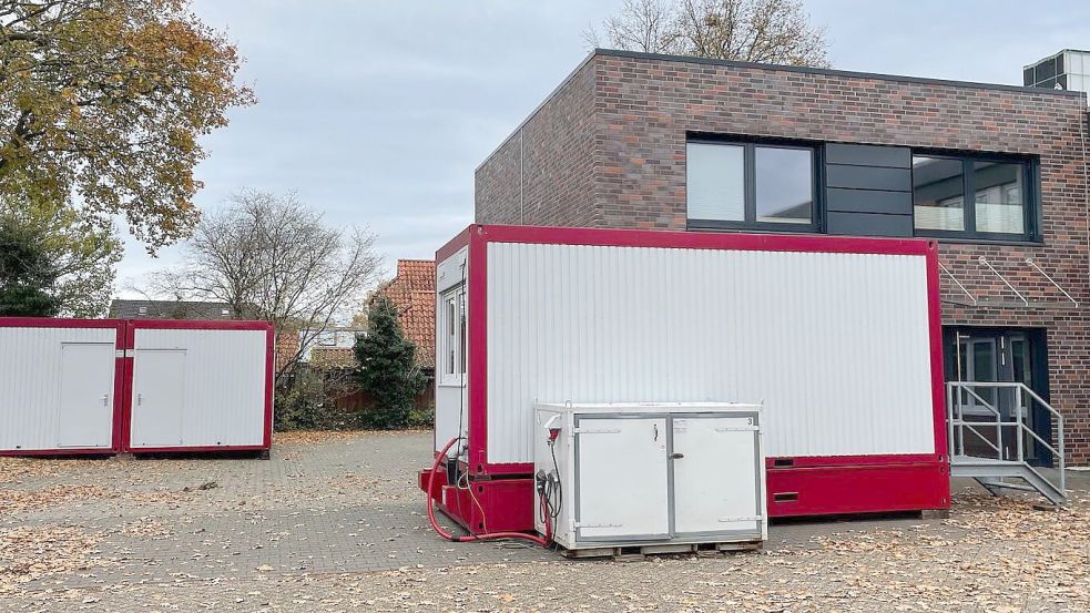 Derzeit stehen Container als Übergangslösung auf dem Parkplatz der Wache. Foto: Landkreis Aurich