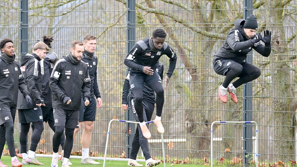 Fleißig trainierten die Profis des VfL Osnabrück um Bernd Riesselmann (rechts) am Mittwoch auf dem Schinkelberg. Foto: Helmut Kemme