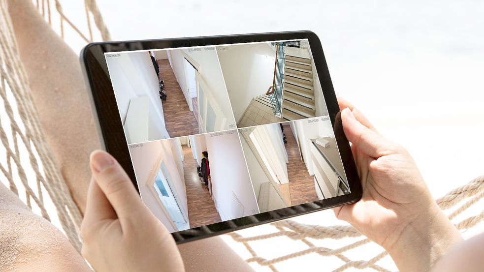 Wer ein Smart Home hat, kann sein Heim auch per Tablet von außerhalb überwachen. Foto: Imago Images/Panthermedia
