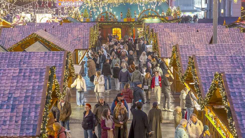 Wer deutsche Weihnachtsmärkte schon in- und auswendig kennt –wie hier in Essen– findet auch in den Niederlanden stimmungsvolle Alternativen. Foto: IMAGO/Jochen Tack