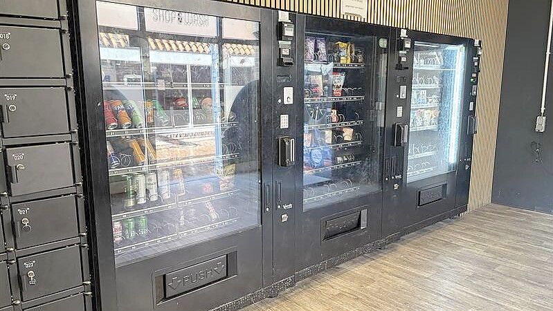 Neben einem klassischen Zigarettenautomat befinden sich auch drei Snackautomaten im Shop&Wash im Auricher Carolinengang. Foto: Pia Pentzlin
