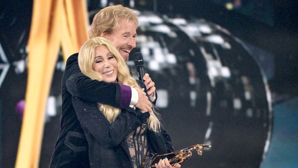 Wegen seines Auftritts bei der Bambi-Verleihung stand Moderator Thomas Gottschalk (hier mit der Sängerin Cher) teilweise massiv in der Kritik. Foto: Peter Kneffel/dpa