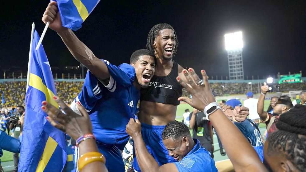Die Nationalspieler von Curaçao feiern: Der ungeschlage Gruppensieger hat sich erstmals für eine WM qualifiziert. Foto: AFP/RICARDO MAKYN