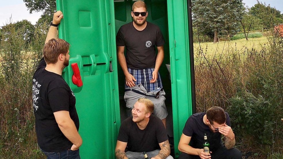Als unzensiert beschreiben die vier Ihlower Bandmitglieder der „Zorrows“ ihre Texte und genau so präsentieren sie sich auch auf ihrem Lieblingsfoto am Dixiklo. Foto: privat