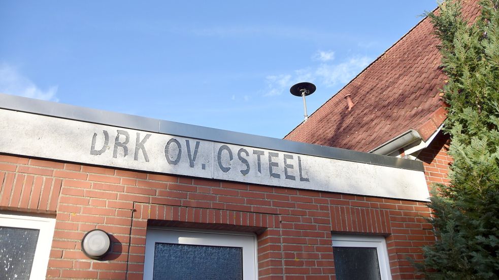 Am bisherigen Heim des DRK-Ortsvereins Osteel ist der Schriftzug verwittert. Bald wird er komplett verschwunden sein. Foto: Thomas Dirks