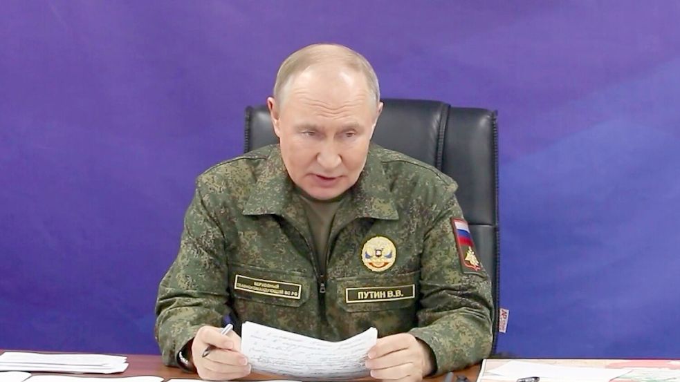 Kremlchef Putin zeigte sich demonstrativ in Uniform bei der Armee. (Archivbild) Foto: Uncredited/Russian Presidential
