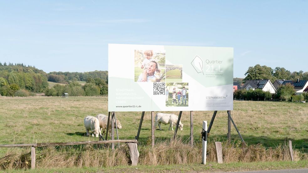 2021 wurde die Informationstafel aufgestellt. Der Satzungsbeschluss zu dem Vorhaben in Lüstringen, also die Verabschiedung des Bebauungsplanes, lässt aber auf sich warten. Foto: Steve Weber