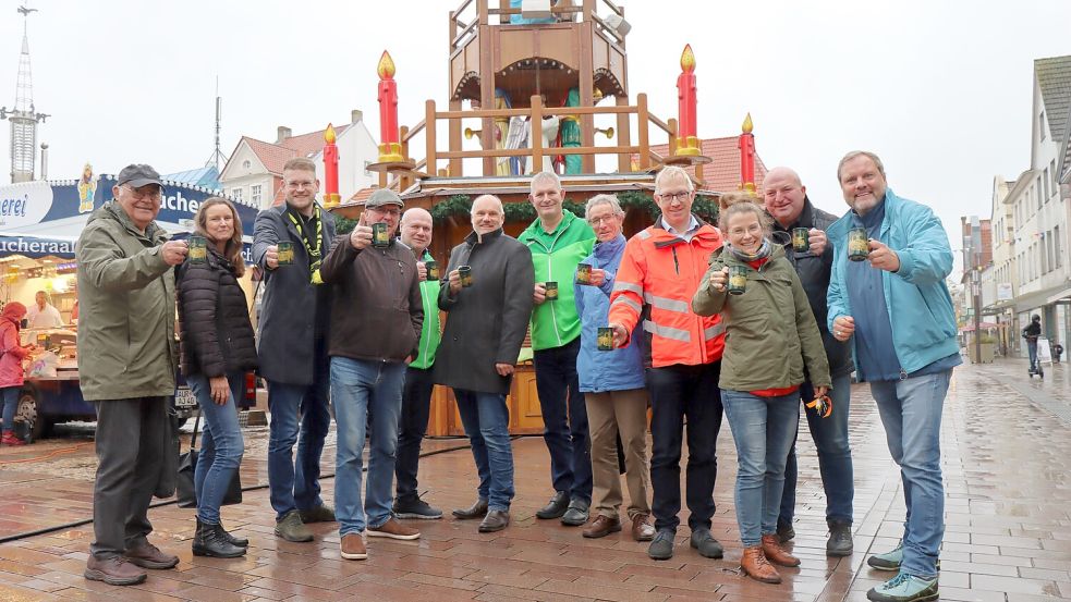 Vertreter der Stadtverwaltung, des Stadtmarketings, des Kaufmännischen Vereins, des Verkehrsvereins und der Vereine freuen sich auf den Weihnachtszauber. Foto: Axel Wittich