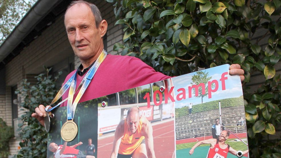 Bei der Europameisterschaft Mitte Oktober holte sich der Auricher Ingo Kaun in der Altersklasse M 70 den Titel im Zehnkampf. Zum Fototermin präsentierte er die Goldmedaille. Dazu gesellte sich die Silbermedaille in der Staffel über 4 x 100 Meter. Seine Schützlinge aus den MTV-Trainingsgruppen schenkten ihrem Trainer ein besonderes EM-Banner. Foto: Wolf-Rüdiger Saathoff