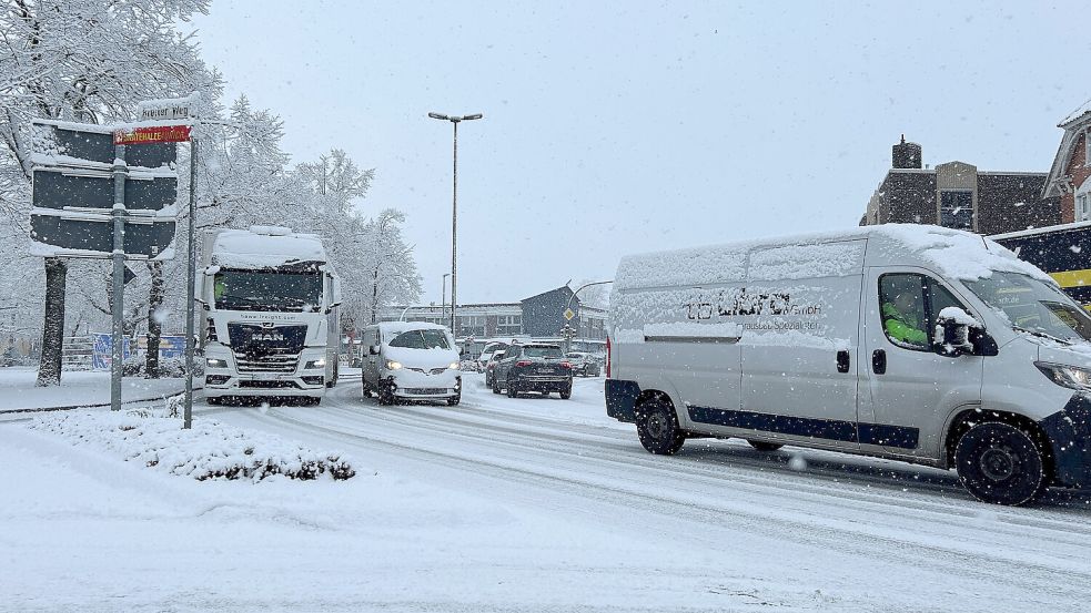 In kürzester Zeit legte sich eine Schneedecke auf die Pferdemarktkreuzung in Aurich. Foto: Matthias Hippen