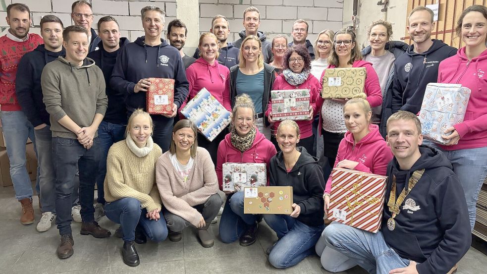 Vier Organisationen vereint im Wunsch, etwas Gutes zu tun. Gemeinsam brachten die Damen vom Ladies’ Circle und die Herren vom Round Table die Päckchen auf die Reise. Foto: Rebecca Kresse