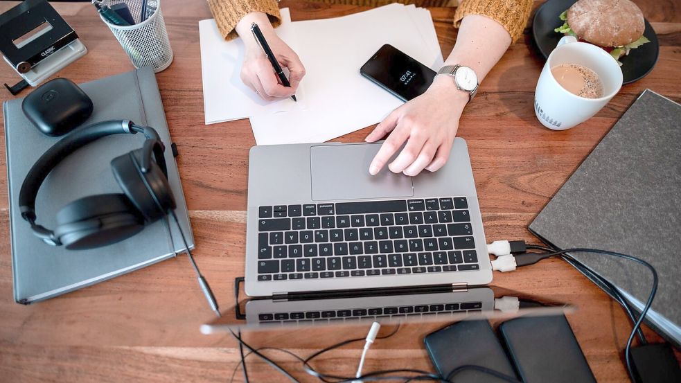 Immer mehr Fachkräfte in den sogenannten MINT-Berufen setzen KI am Arbeitsplatz ohne die Genehmigung des Arbeitgebers ein.(Symbolbild) Foto: Fabian Strauch