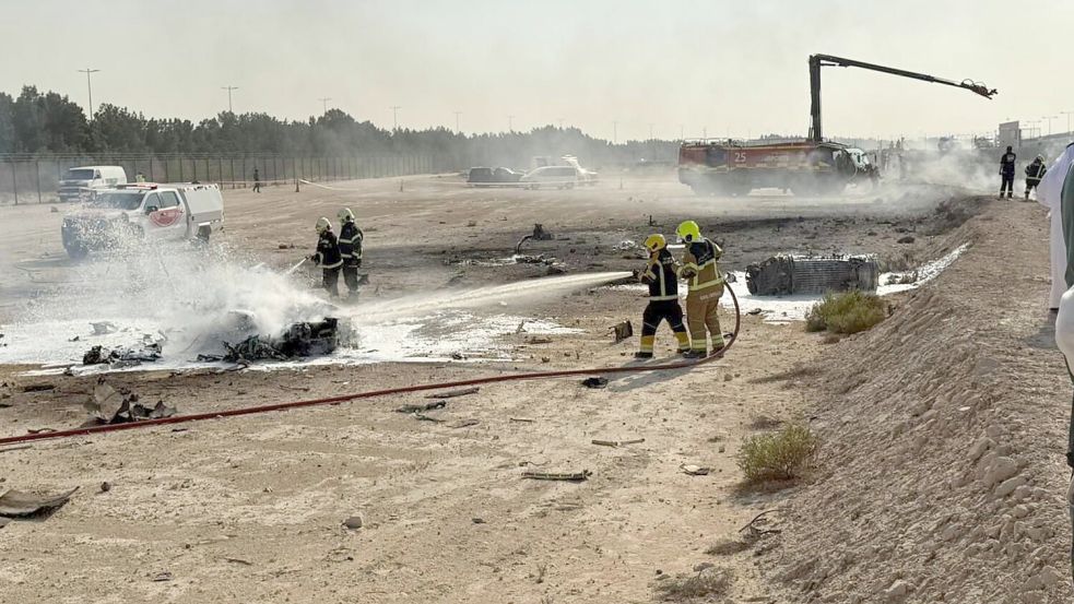 Rettungskräfte eilten zum Unfallort bei der Dubai Air Show. Für den Piloten kam jede Hilfe zu spät. Foto: Uncredited/Dubai Media Office/AP