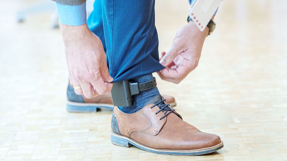 Gerichte sollen Tätern künftig auch eine elektronische Fußfessel zur Ortung verpassen können, damit sie sich Parterinnen oder Ex-Partnerinnen nicht mehr nähern. Foto: Andreas Arnold