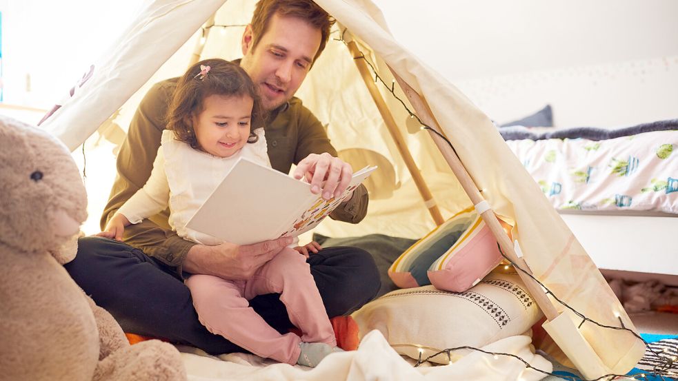 Wer vorliest, schenkt Nähe und eröffnet Welten. Foto: picture alliance / Shotshop