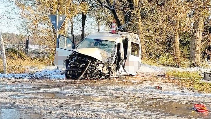 In Firrel hat es am Freitag einen schweren Unfall gegeben. Zwei Wagen sind zusammengestoßen. Foto: Stephanie Fäustel