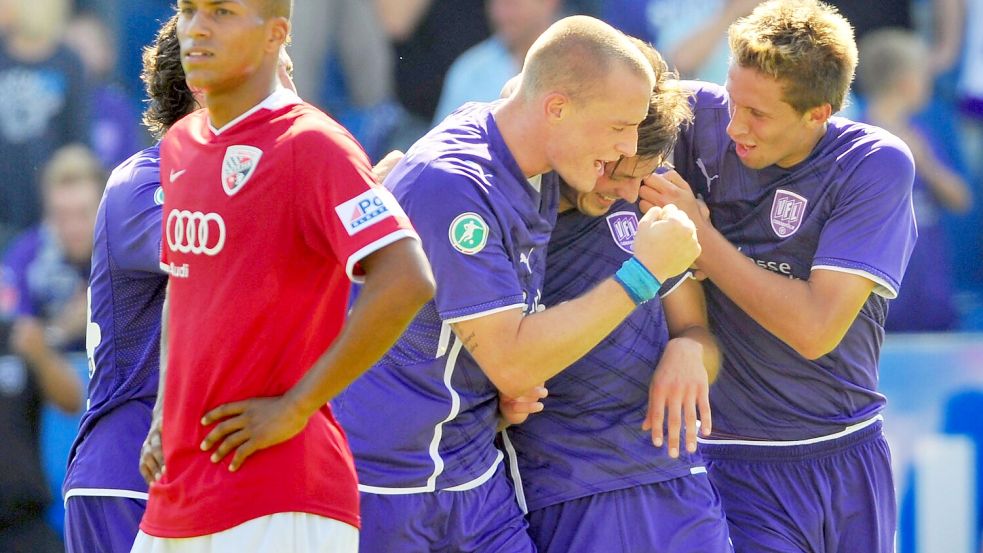 Jubelt der VfL Osnabrück erneut gegen den FC Ingolstadt? Im Duell am 15. August 2009 drehten die Osnabrücker um Tobias Nickenig und Alexander Wulff einen 0:2-Rückstand in einen 5:2-Sieg gegen den FCI, für den damals David Pisot (links) in der Abwehr spielte. Foto: Helmut Kemme