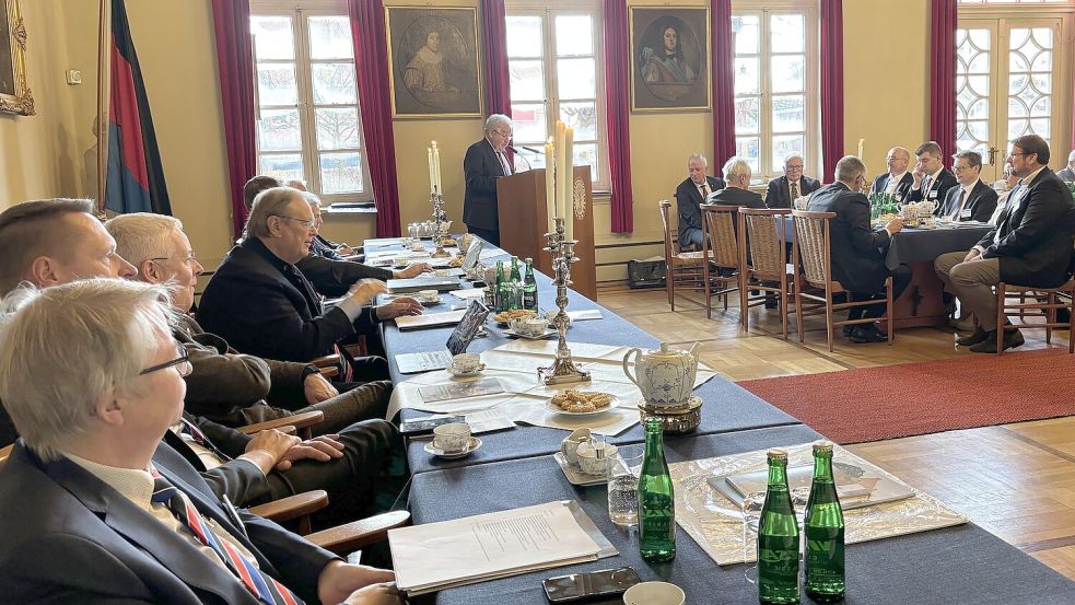 Das Kollegium der Ostfriesischen Landschaft sitzt bei den Versammlungen im Auricher Ständesaal stets ganz vorne (links im Bild), wie hier bei der Herbst-Versammlung 2024.Foto: Mieke Matthes