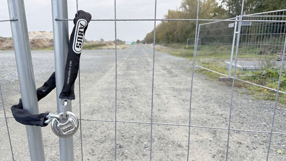 Mit einem Zahlenschloss ist die Zufahrt zur Baustelle am Tjücher Moortun in Marienhafe gesichert. Foto: Thomas Dirks