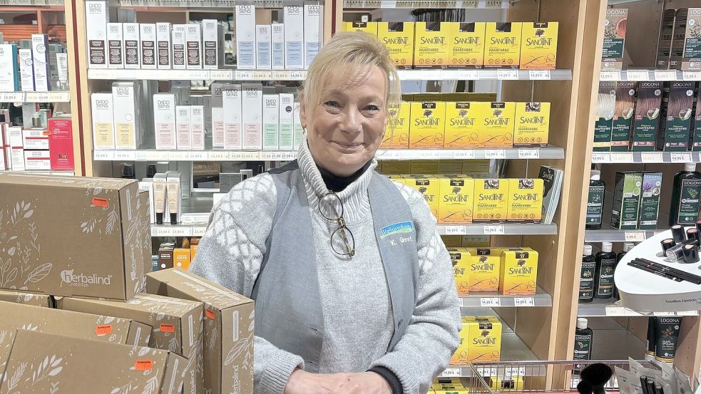 Kerstin Grest ist schon seit über 30 Jahren als Einzelhandelskauffrau und Kosmetikerin im Reformhaus Grotheer tätig. Foto: Eva van Loh