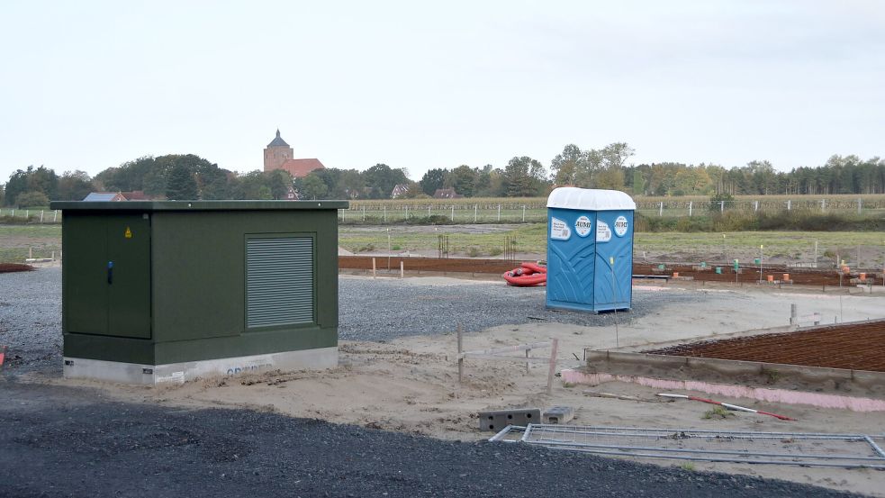 Auf dem Gelände der geplanten Sportstätte am Tjücher Moortun in Marienhafe tat sich zuletzt nichts. Nur eine Trafostation (links), die unter anderem das geplante Baugebiet „Bummert Trift“ westlich der B 72 mit Strom versorgen soll, durfte errichtet werden. Foto: Thomas Dirks