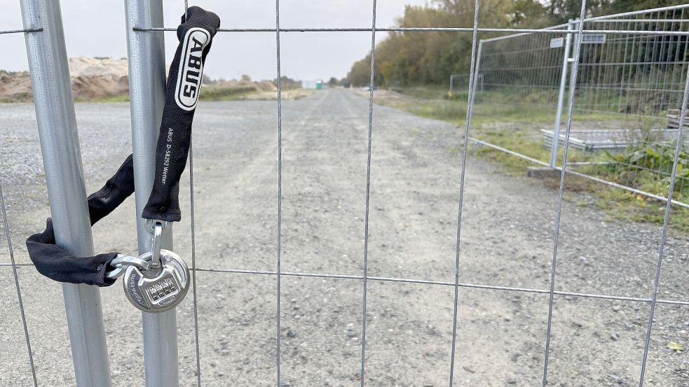 Mit einem Zahlenschloss ist die Zufahrt zur Baustelle am Tjücher Moortun in Marienhafe gesichert. Foto: Thomas Dirks