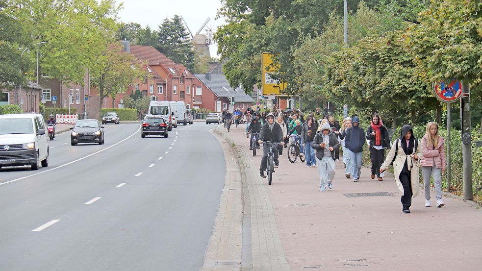Nach Schulschluss herrscht an der Von-Jhering-Straße Gedränge. Foto: Heino Hermanns