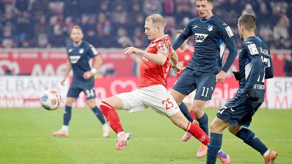 Hanche-Olsen köpfte ins eigene Tor. Foto: Torsten Silz