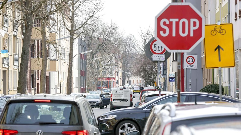 Der Parkdruck in der vorderen Wüste in Osnabrück, wie hier in der Heinrichtraße, ist teilweise sehr hoch. Eine Quartiersgarage, so die Idee, könnte Abhilfe schaffen. Foto: Jörn Martens