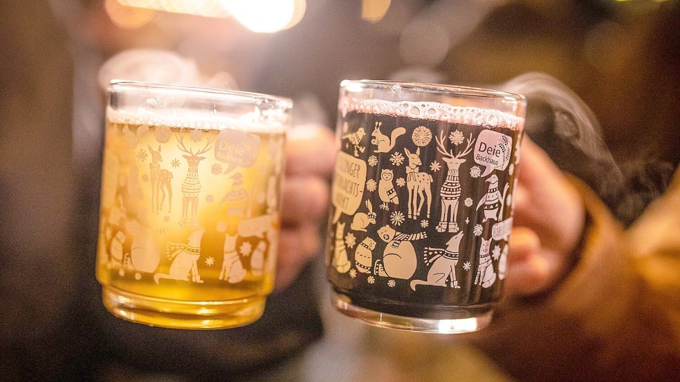 Auf Weihnachtsmärkten wird zwar viel Glühwein getrunken. Gegen die Kälte sind alkoholfreie Getränke jedoch besser geeignet. (Symbolbild) Foto: Christoph Schmidt