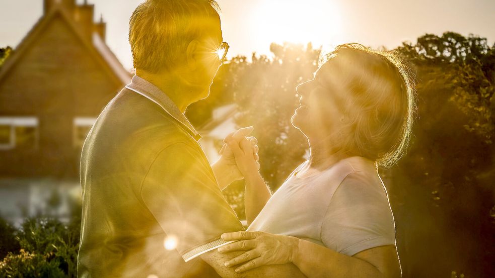 Fitteste, gesündeste, solidarischste Rentnergeneration aller Zeiten? Boomer-Paar genießt den Sonnenuntergang zuhause auf der Terrasse. Foto: Imago/Wolfgang Maria Weber