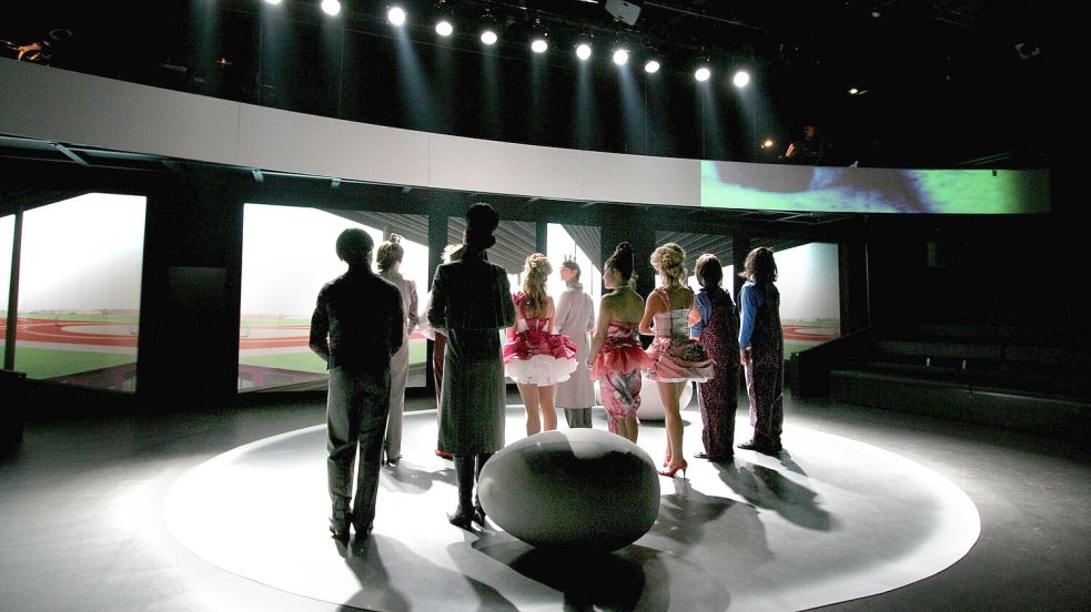 Düstere Dystopie einer normierten Gesellschaft: Aldous Huxleys „Schöne neue Welt“ als Musical im Berliner Grips-Theater. Foto: imago images/BRIGANI-ART