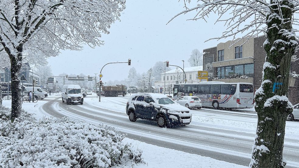 Der Schneefall sorgte in großen Teilen Ostfrieslands für rutschige bis glatte Straßen. Dieses Foto entstand am Pferdemarkt in Aurich. Foto: Matthias Hippen