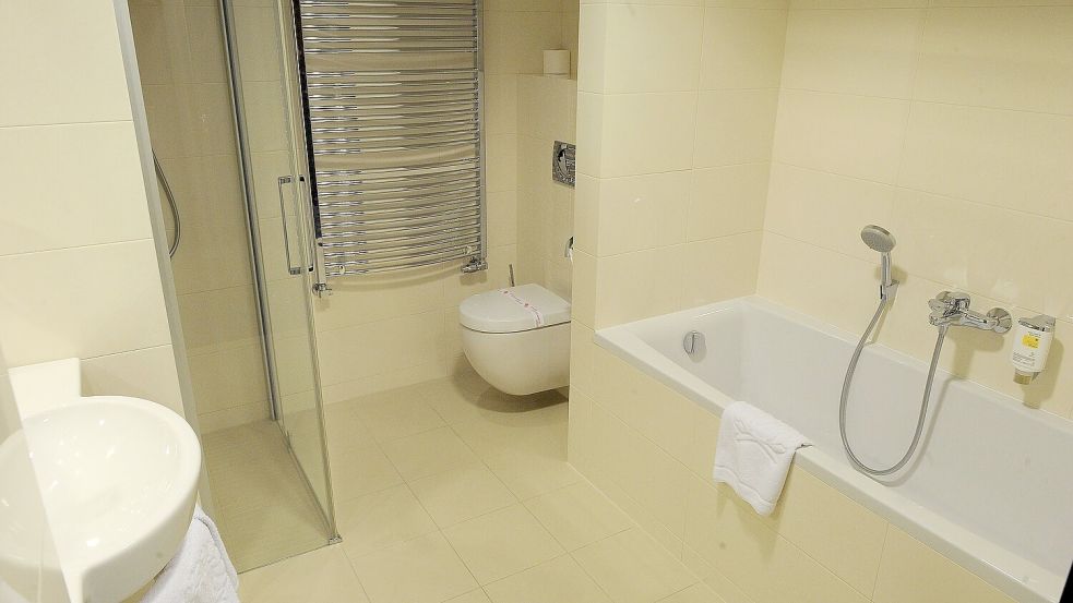 In Engerhafe legte sich ein Wohnungsloser in eine fremde Badewanne, weil er Angst hatte, zu erfrieren. Foto: DPA