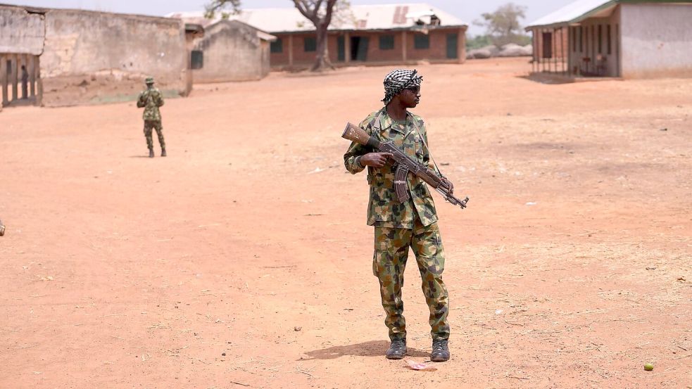 Sowohl kriminelle Banden als auch Terrormilizen entführen immer wieder Schulkinder in Nigeria. (Archivbild) Foto: Sunday Alamba/AP/dpa