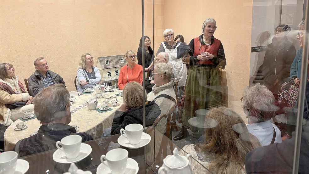 Umringt war der gedeckte Teetisch. Hier gab es Geschichten zum heißesten ostfriesischen Kulturgut zu hören. Foto: Karin Böhmer