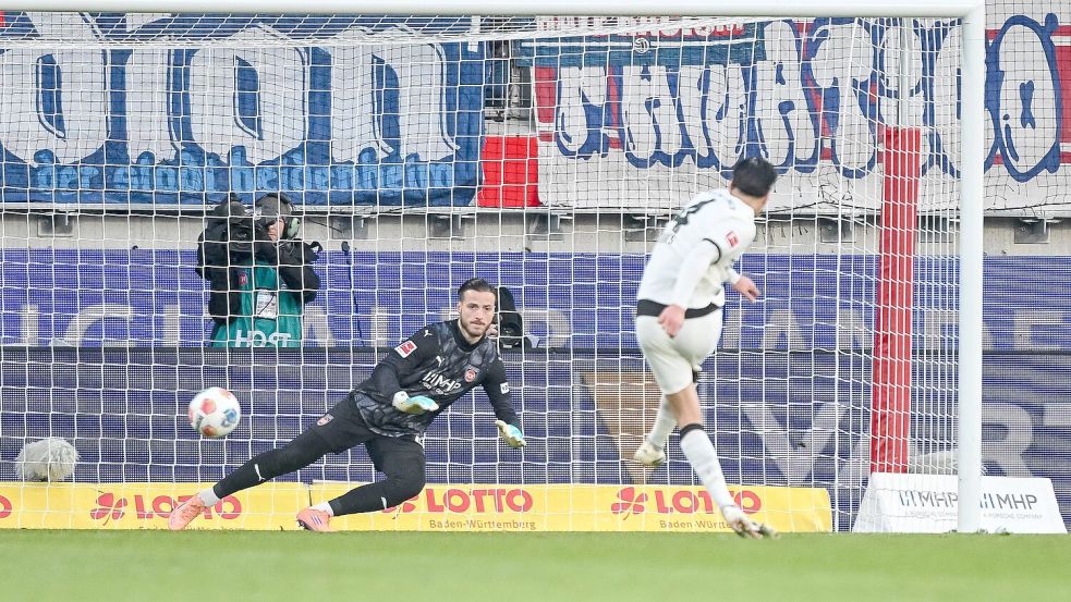 Kevin Diks traf per Elfmeter sicher ins linke Eck. Foto: Harry Langer