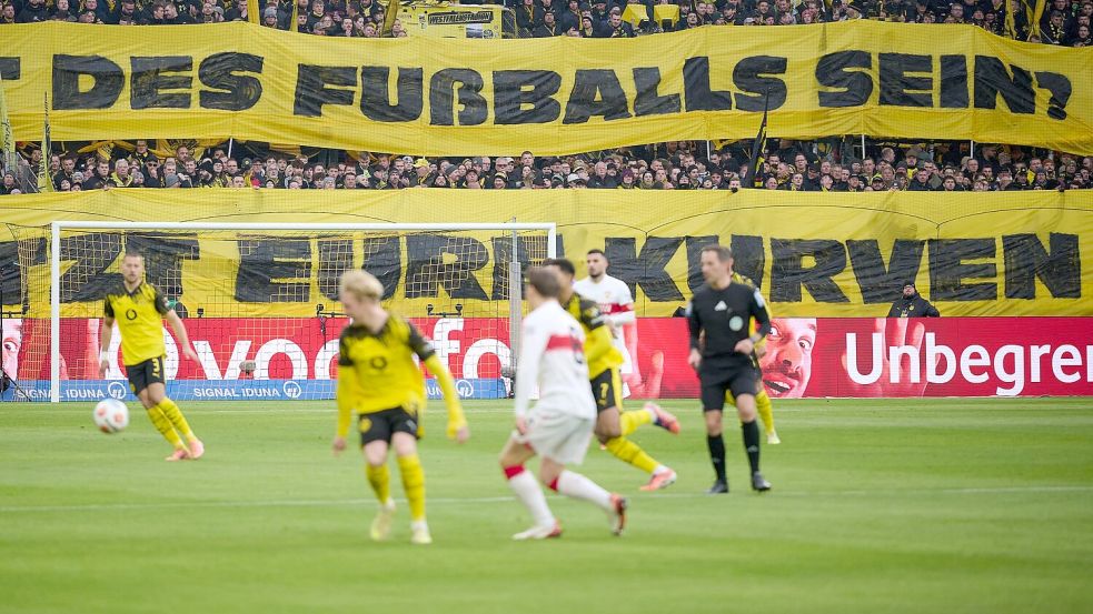 Der Fan-Protest hatte auch Auswirkung auf das Spiel in Dortmund. Foto: Bernd Thissen