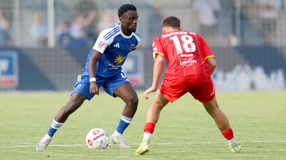 Kickers Emden (am Ball Emanuel Adou) bestreitet am Sonntag ein Testspiel. Foto: Jens Doden/Emden