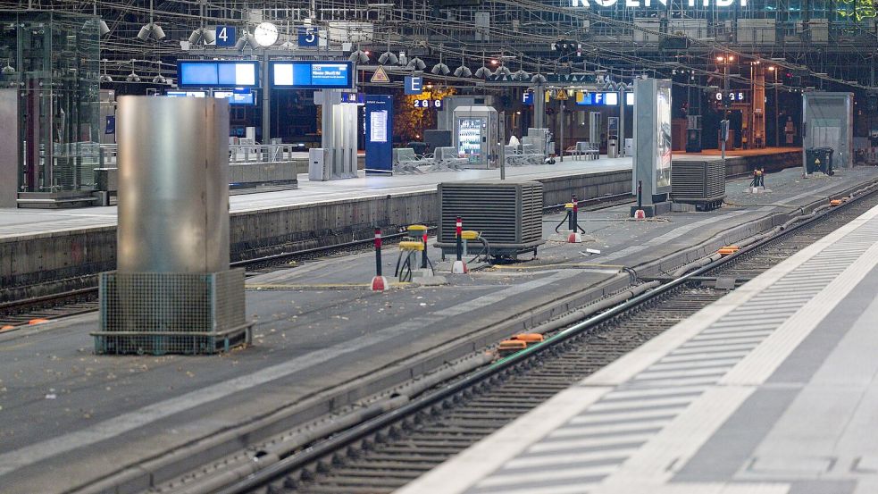 So leer wie zuletzt im Corona-Lockdown: Der Kölner Hauptbahnhof während der Sperrung. (Archivbild) Foto: Henning Kaiser