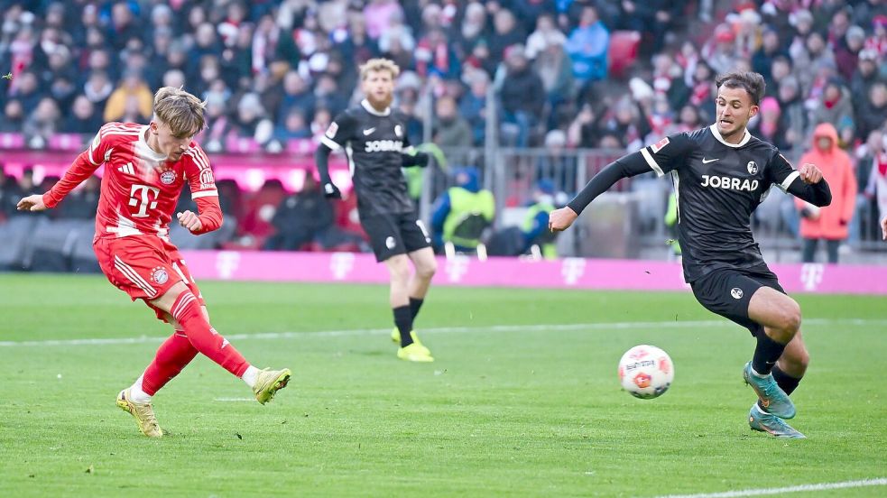 Lennart Karl (l) trifft zum 1:2 - ausnahmsweise mit dem rechten Fuß. Foto: Sven Hoppe