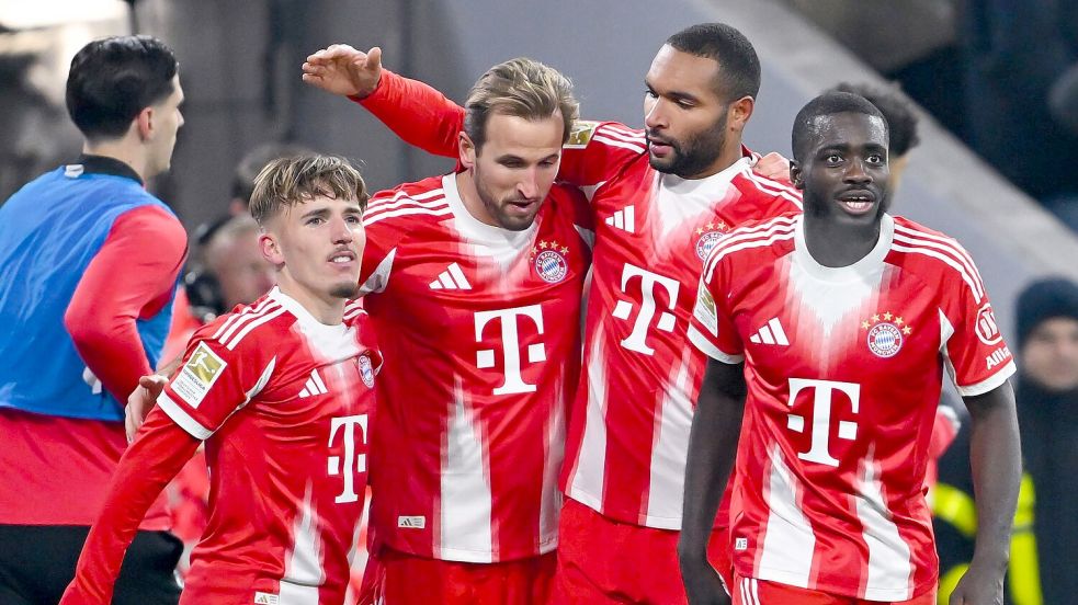 Sechsmal Münchner Torjubel nach dem 0:2-Fehlstart: Lennart Karl, Schütze Harry Kane, Jonathan Tah und Dayot Upamecano nach dem 4:2. Foto: Sven Hoppe