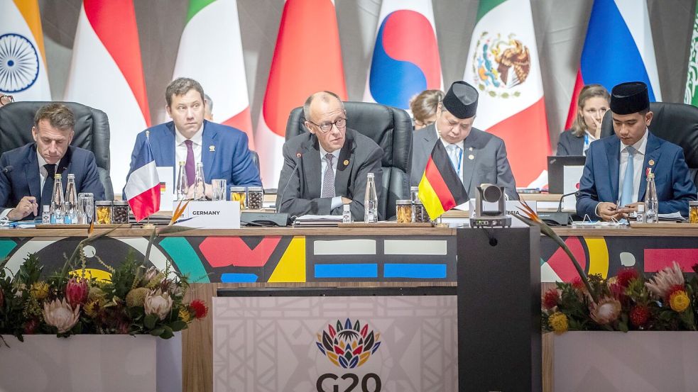 Kanzler Friedrich Merz (CDU) bei den Beratungen der G20-Runde in Johannesburg. Auch für ihn wurde der Gipfel durch die Diskussionen über den umstrittenen US-Vorschlag für einen Frieden in der Ukraine überschattet. Foto: Michael Kappeler/dpa-Pool/dpa