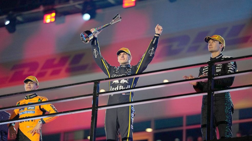 Als Verstappen (Mitte) bei der Siegerehrung jubelte, wusste er noch nicht, wie wertvoll sein Sieg noch werden würde. Foto: John Locher/AP/dpa