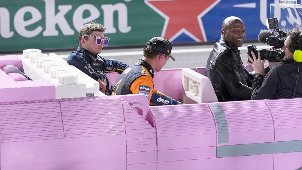 Las Vegas eben - im pinken Lego-Cadillac ging es zur Siegerehrung. Foto: Eric Gay/AP/dpa