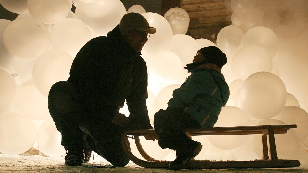 Vater, die mit dem Herzen woanders sind: Haben männliche Boomer ein Problem mit Gefühlen? Foto: picture alliance / dpa / Julian Stratenschulte