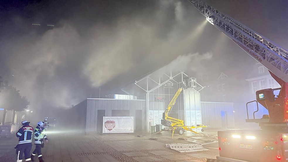 Die Feuerwehr hatte in der Nacht viel Platz auf dem Auricher Marktplatz, um den Brand im Café Extrablatt zu löschen. Foto: Sönke Geiken