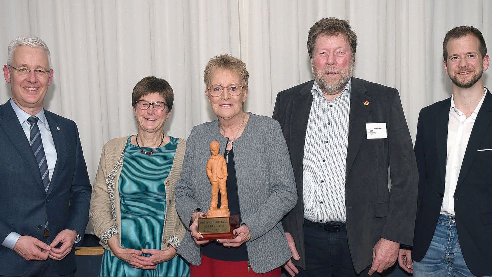 Bei der Preisverleihung waren zahlreiche Gäste, unter anderem Landrat Matthias Groote (von links), Angelika Seidel, Marina Bohlen, Hans Freese und Jann Aden. Foto: Melchert Stromann