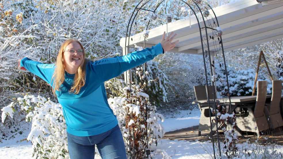 Den Wurfarm lang nach hinten ziehen und dann mit Schwung nach vorne schnellen lassen und die Gummikugel auf die Straße werfen: Dieser Ablauf ist Daniela Bokker in Fleisch und Blut übergegangen. Seit ihrer Grundschulzeit boßelt sie. In dieser Saison ist sie erstmalig Mannschaftsführerin der Landesliga-Frauen-I-Mannschaft von „Ostfrisia“ Rahe. Es läuft vielversprechend bei den Werferinnen vom Kukelorum. Foto: Wolf-Rüdiger Saathoff